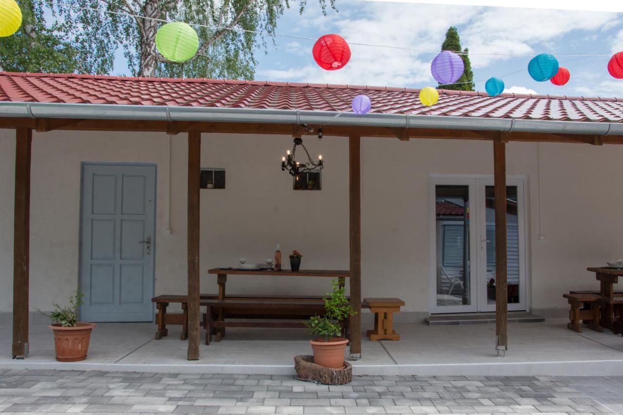 Klara Apartmanhaz Орфів Екстер'єр фото